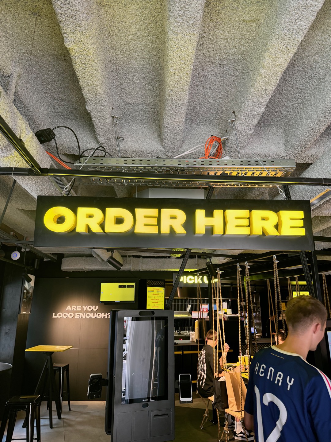 Loco Chicken Store — „ORDER HERE“, Industrie-Design in Gelb & Schwarz