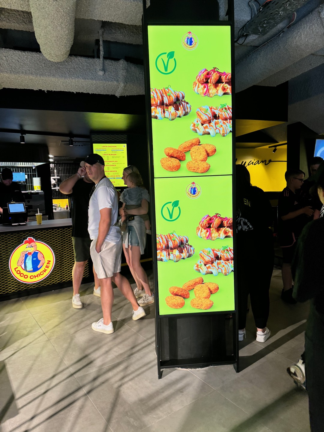 Loco Chicken — Menü-Display & Markenlogo im Store