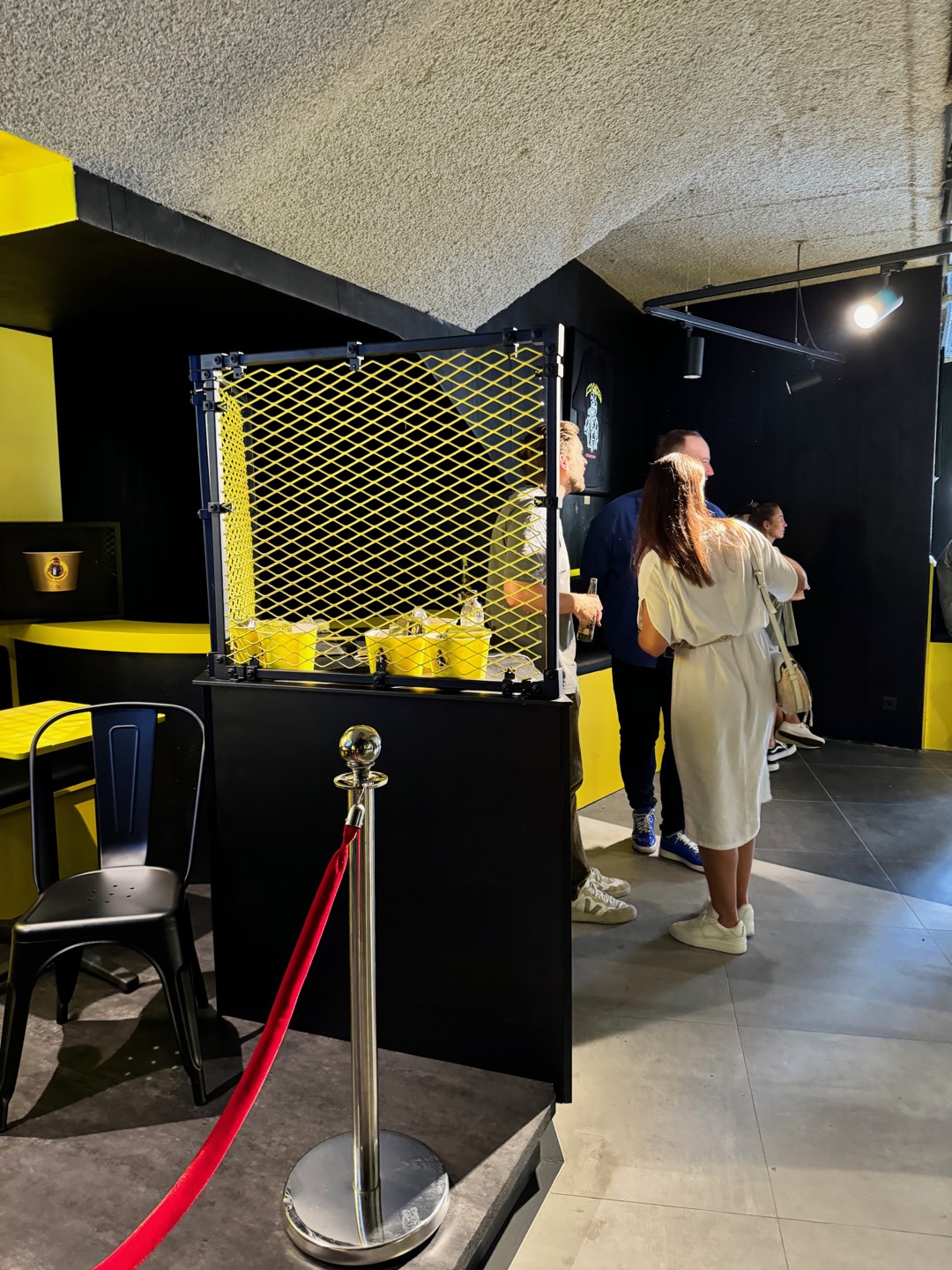 Loco Chicken — Mesh-Theke mit gelben Bechern