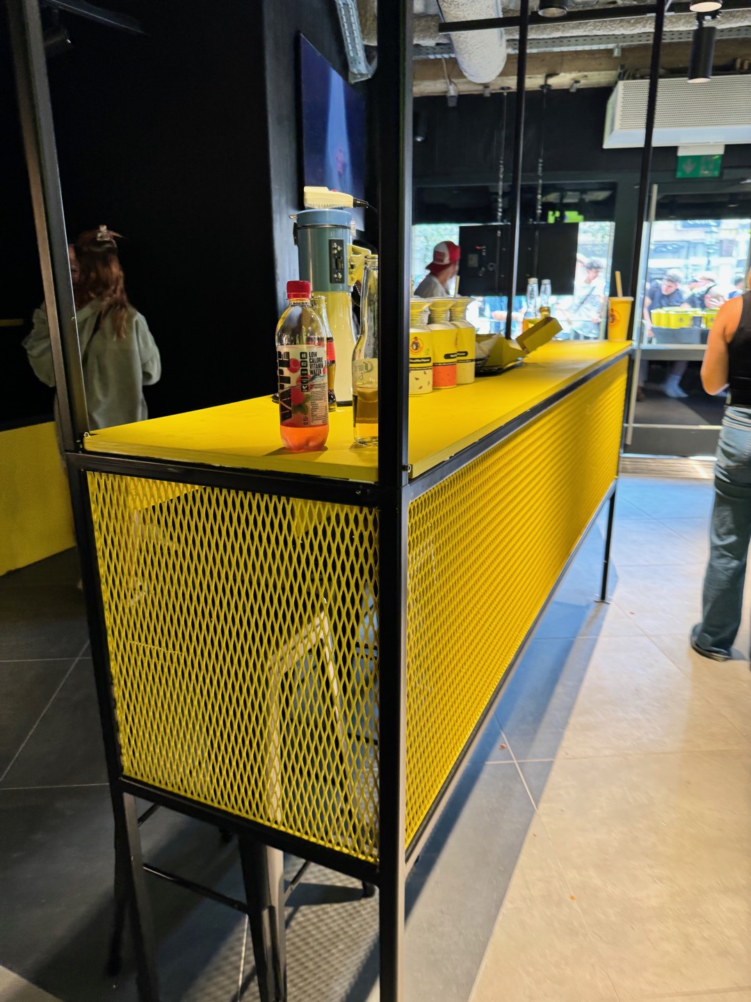 Loco Chicken — gelbe Thekenfront, Store-Detail